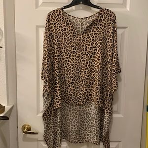 HI/LO ANIMAL PRINT BOXY TOP((no tags)) BLACK/BROWN RAYON/POLY? (Pp22” L 34”)
